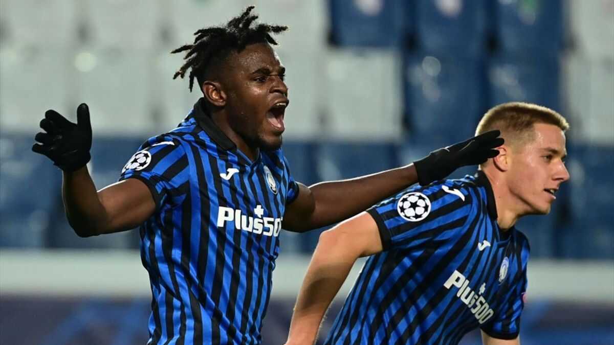 Jogadores do Atalanta comemorando gol