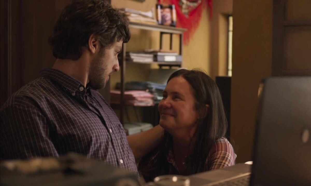 Thelma, personagem de Adriana Esteves, conversa com Danilo/Domênico, vivido por Chay Suede no primeiro capítulo de Amor de Mãe