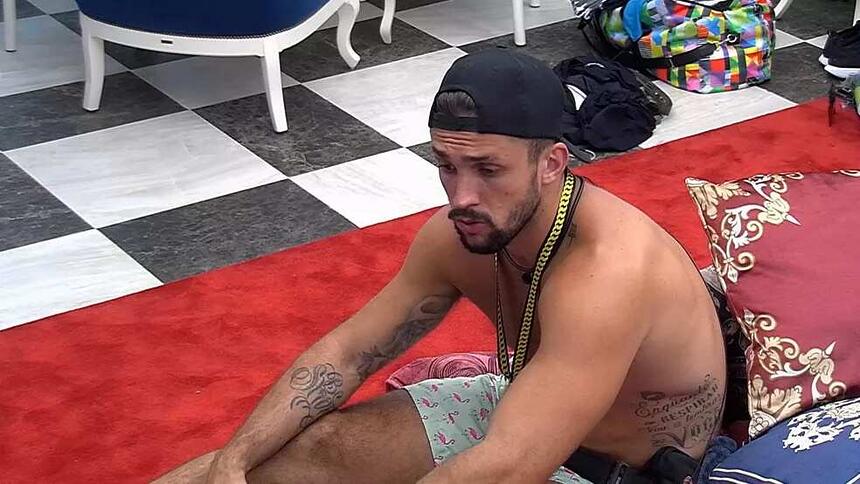 Em conversa com Pocah no quarto do líder do BBB 21, Arthur disse que estava magoado com Fiuk após saber por Caio que o cantor não acredita que o crossfiteiro levou para o VIP por boa intenção.