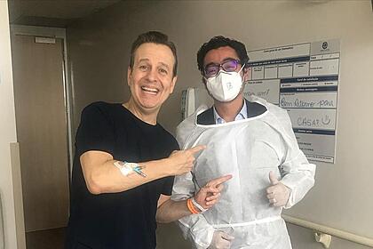 Celso Zucatelli ao lado de seu médico, durante sua alta hospital