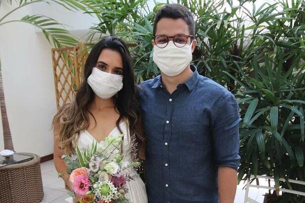 Jornalistas Fernanda Rouvenat e Ricardo Abreu durante a cerimônia de casamento