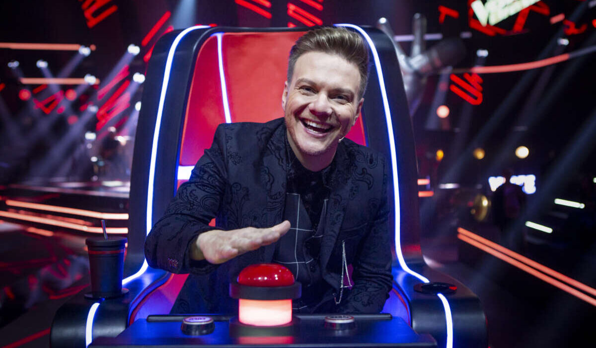 The Voice Kids em uma das cadeiras de técnico do The Voice Kids