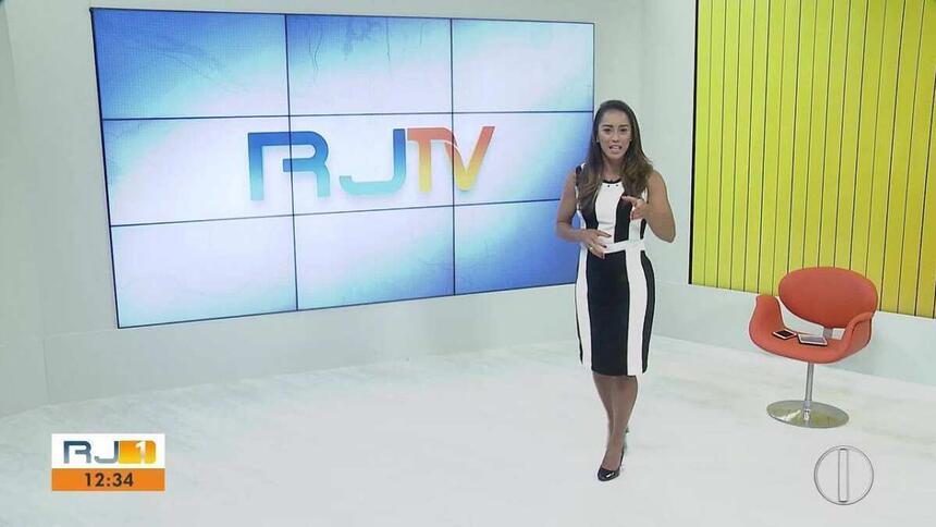 Jornalista Ana Paula Mendes nos estúdios do RJTV da InterTV na região dos Lagos