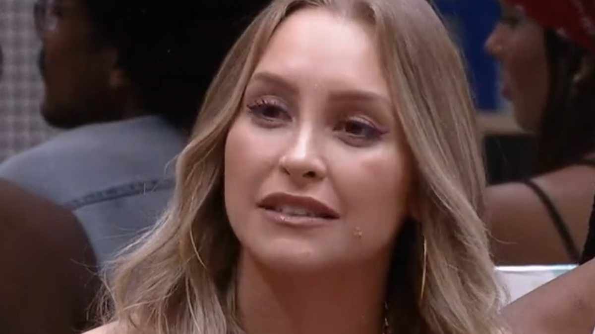 Carla Diaz durante a edição que anunciou o resultado da eliminação dela no paredão falso do BBB 21