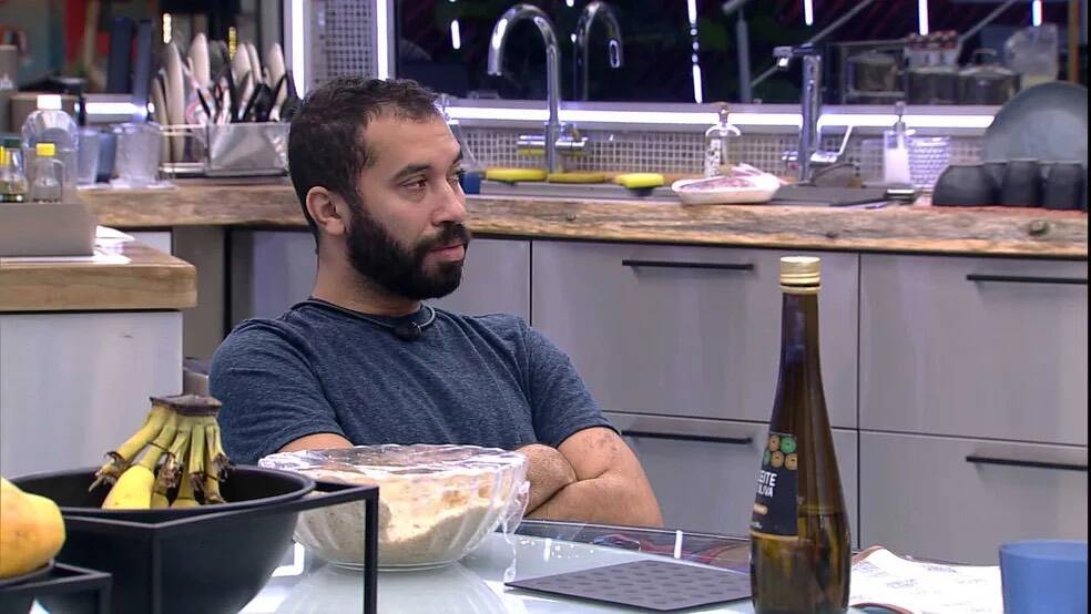Gilberto e Arthur após analisarem o 'queridômetro' conversaram sobre o próximo paredão do BBB21. Gil disse que com certeza ele e o instrutor de crossfit estarão emparedados.