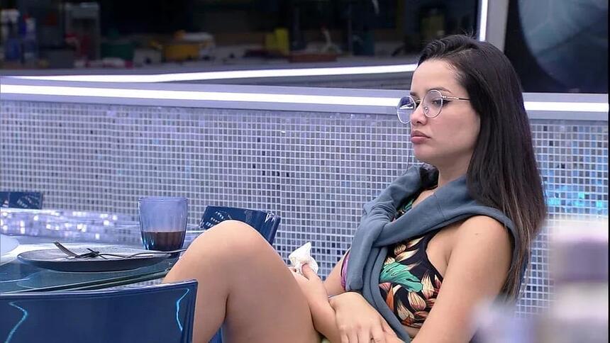 Enquanto tomava café da manhã no vip, Juliette viu que tinha mais cobertura no bolo que foi motivo de briga com Fiuk e disparou: "É uma piada".