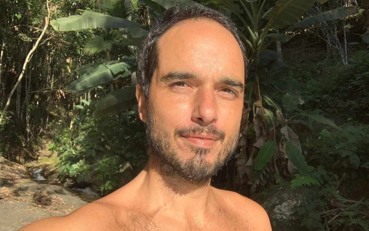 Léo Rosa em uma foto na natureza, onde realizava um tratamento alternativo em luta contra o câncer
