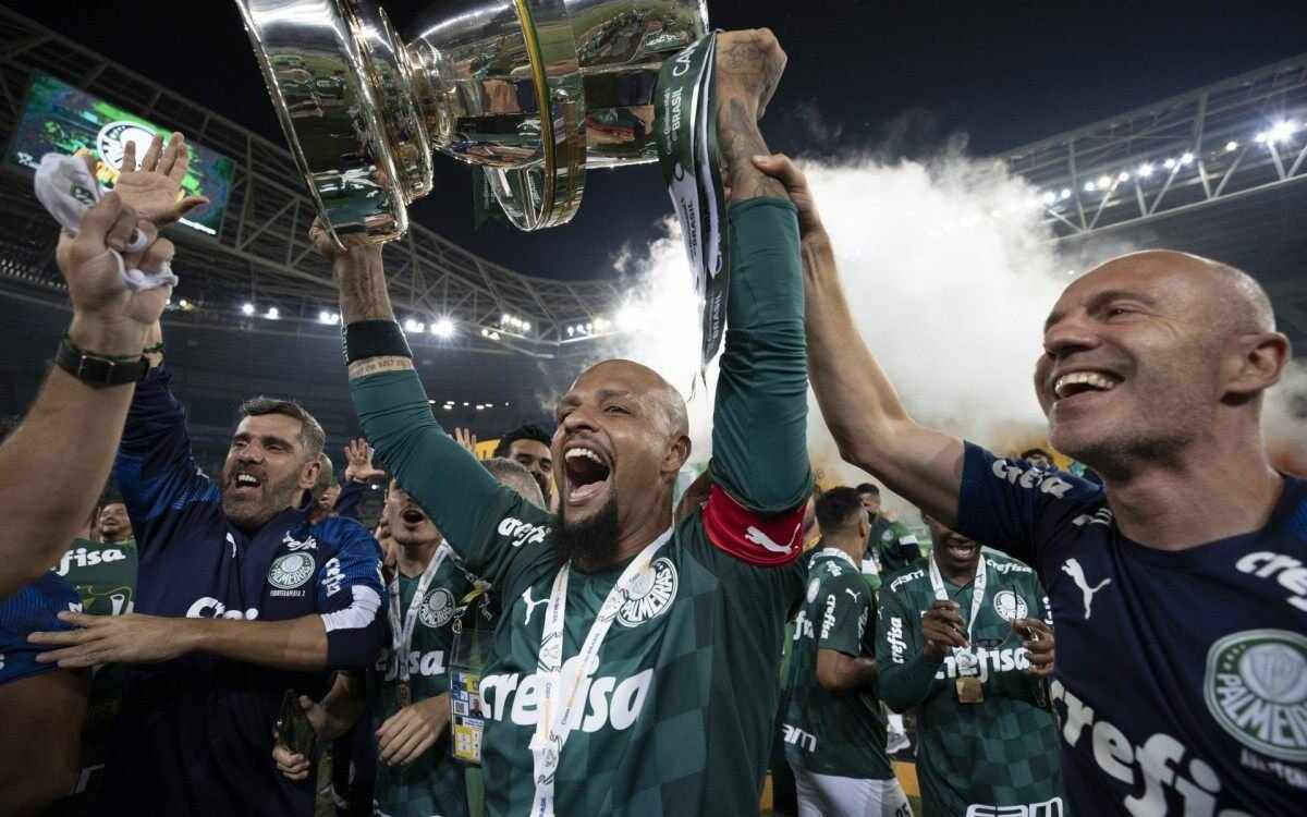 Felipe Melo e jogadores do Palmeiras comemorando o título da Copa do Brasil com a taça
