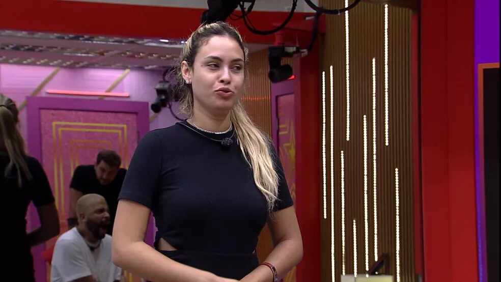 Sarah em conversa com Juliette disse que errou o emoji que iria colocar pra Gilberto no raio-x. "Ele vai me matar".