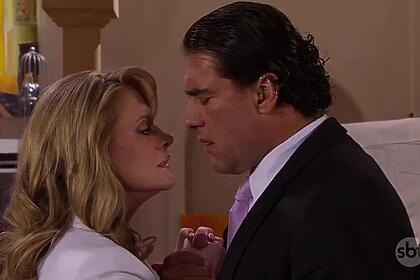Atores Erika Buenfil e Eduardo Yáñez, casal protagonista da novela Amores Verdadeiros, exibida pelo SBT