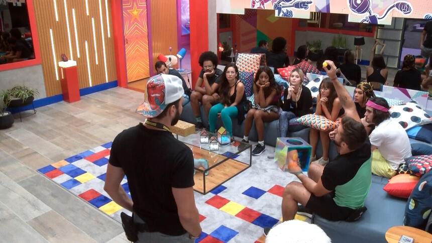 Brothers sentados na sala realizam sorteio da prova do anjo no BBB 21