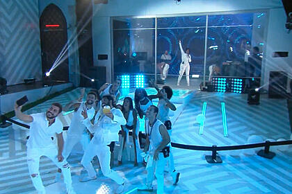 Brothers se divertem e tiram selfie na pista de dança do BBB 21