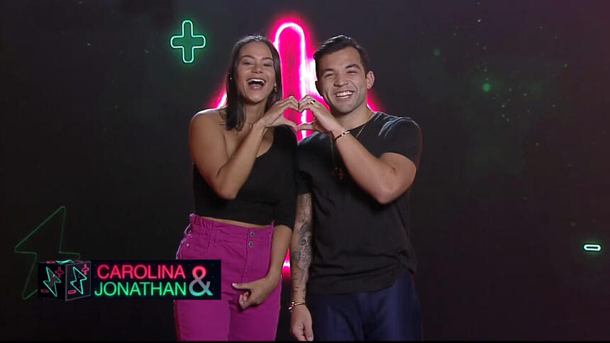 Carolina e Jonathan Costa na foto de divulgação dos participantes do Power Couple Brasil 5