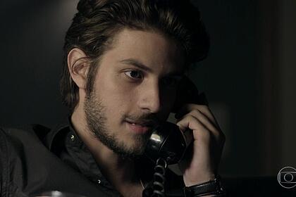 Chay Suede em cena do capítulo de ontem (13) da novela Império