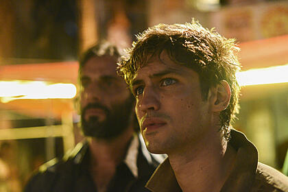 Victor (Flavio Tolezani) e Pedro Dom (Gabriel Leone) em cena de 'Dom', série da Amazon Prime Vídeo
