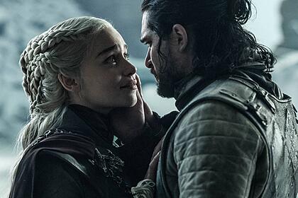Daenerys Targaryen (Emilia Clarke) e Jon Snow (Kit Harington) se olham em cena de Game Of Thrones