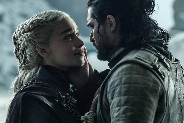 Daenerys Targaryen (Emilia Clarke) e Jon Snow (Kit Harington) se olham em cena de Game Of Thrones