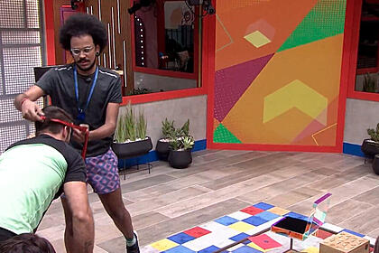 João Luiz coloca colar do monstro em Arthur Picoli
