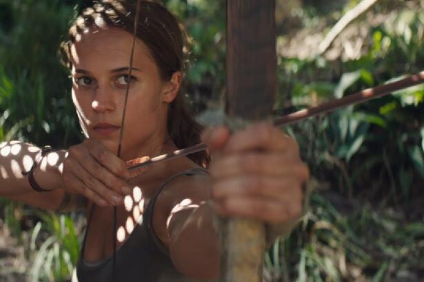 Cena do filme Lara Croft Tomb Raider - A Origem Da Vida, exibido pela Globo na Sessão da Tarde