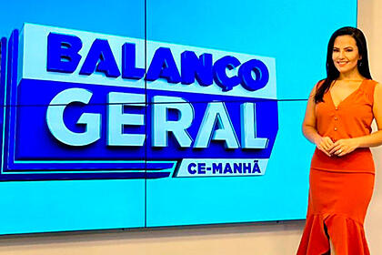 Luciana Ribeiro no cenário do Balanço Geral CE - Manhã, da afiliada da Record TV no Ceará