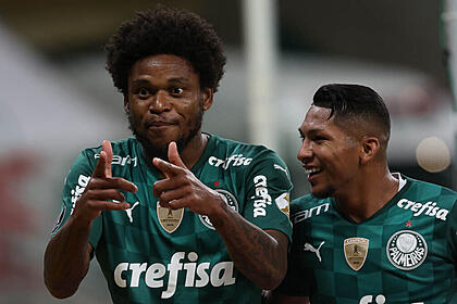 Luiz Adriano comemorando um dos gols do Palmeiras na noite de ontem (27) pela Libertadores