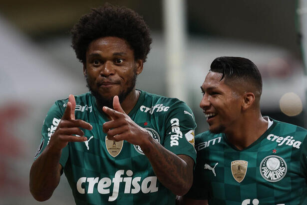 Luiz Adriano comemorando um dos gols do Palmeiras na noite de ontem (27) pela Libertadores