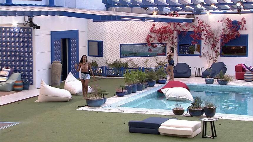 Juliette e Pocah tentaram fazer as pazes nesta tarde no BBB 21, porém não deu certo. A paraibana disse que não gostou da atitude da cantora de não respeitar seu espaço, Pocah rebateu: "É lei?". Juliette relembrou a briga da sister com Gilberto Nogueira e começou o fogo no parquinho. Pocah começou a gritar e disparou: "No c* dos outros é refresco".