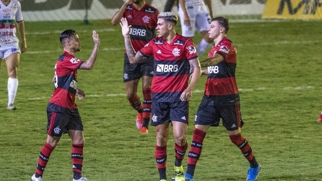 Pedro comemora gol com a camisa do Flamengo