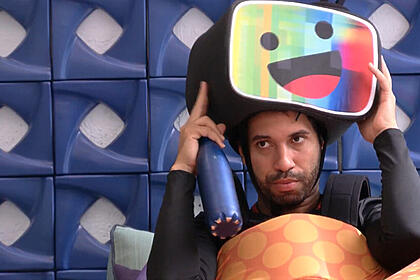 Gilberto ajusta fantasia do monstro enquanto conversa com Caio sobre o jogo da discórdia do BBB 21