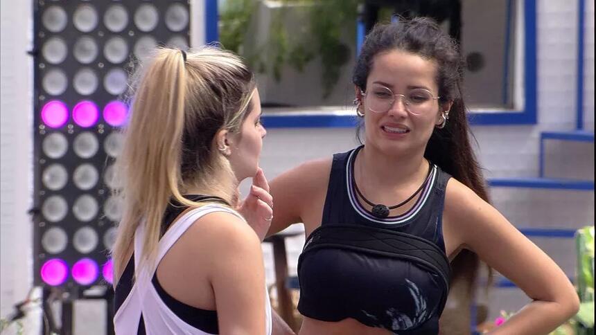Após 13 horas de prova do líder do BBB 21, Juliette desistiu da dinâmica por conta de cólica e dor nas costas.