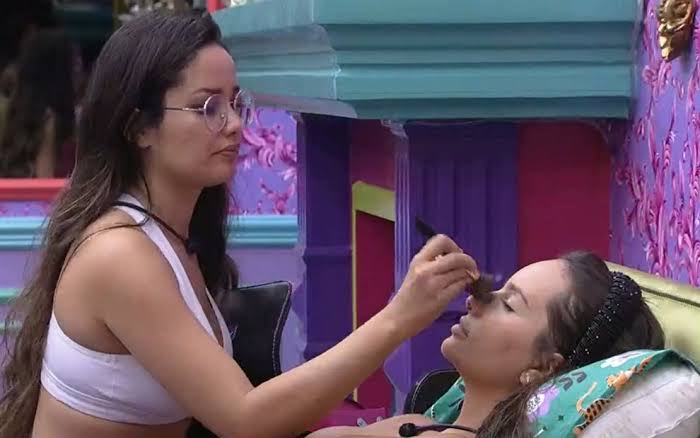 Juliette levou um bronca pesada da produção do BBB 21 após começar a fazer tutorial de maquigem no quarto colorido. "Você é participante e não maquiadora", disse a voz.