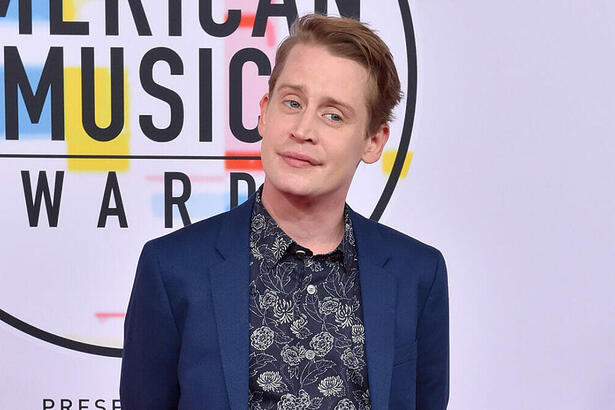 Macaulay Culkin posa para fotos no American Music Awards