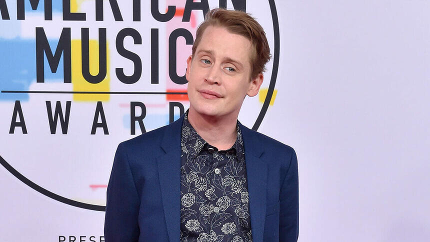Macaulay Culkin posa para fotos no American Music Awards