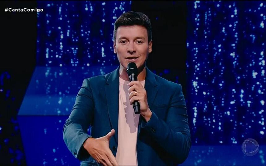 Rodrigo Faro nos estúdios da estreia do Canta Comigo 3