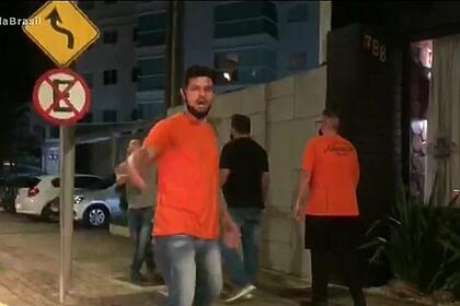 Garçom agressor que percebeu que estava sendo gravado pela equipe de reportagem da Record TV