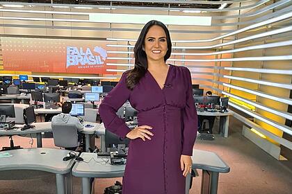 Carla Cecato no estúdio do Fala Brasil na Record TV