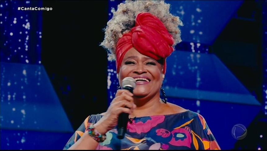 A cuidadora de idosos, Dilma Oliveira se apresenta no Palco do Canta Comigo 3