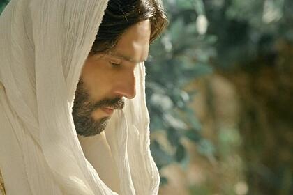 Dudu Azevedo interpretando Jesus na novela Gênesis