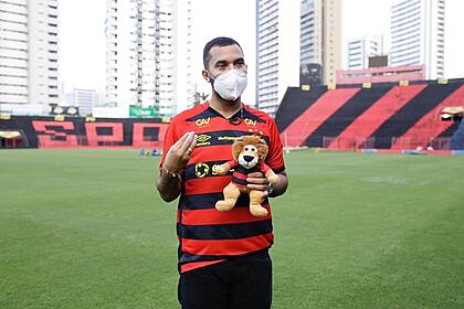 Após visitar Sport Club do Recife, Gil do Vigor recebe comentários homofóbicos de conselheiro clube