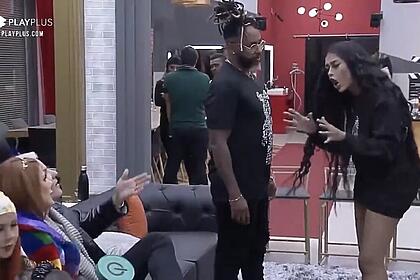 E fogo no colchão senhoras e senhores, a formação da DR no Power Couple Brasil 5 pegou fogo. Teve discussão entre Medrado e Deborah, clima quente entre Mari e Li Martins e acusação de agressão.