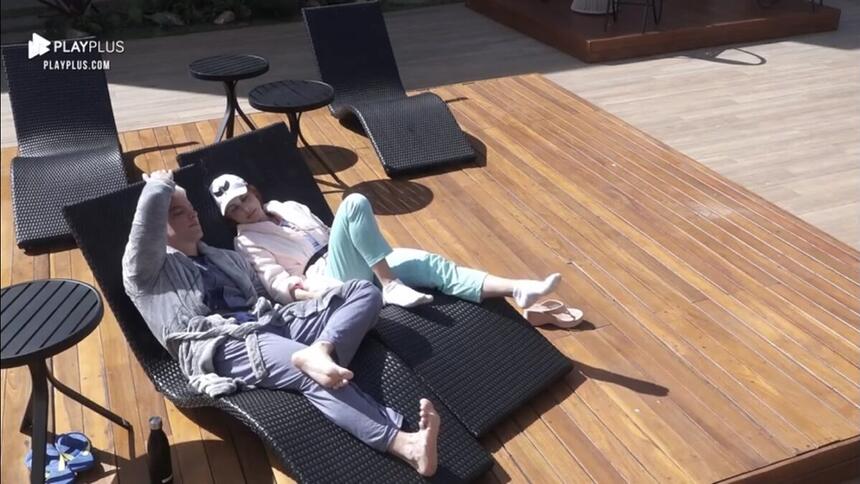 O casal power acordou bastante pensativo durante a manhã desta segunda. Enquanto os outros casais cantavam na cozinha, eles ficaram isolados na cozinha da mansão do Power Couple Brasil 5.