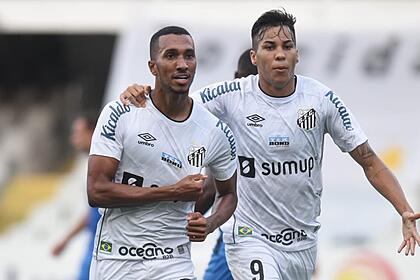 Jogadores Lucas Braga e Kaio Jorge comemorando gol com a camisa do Santos