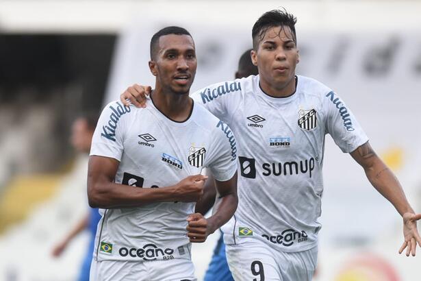 Jogadores Lucas Braga e Kaio Jorge comemorando gol com a camisa do Santos