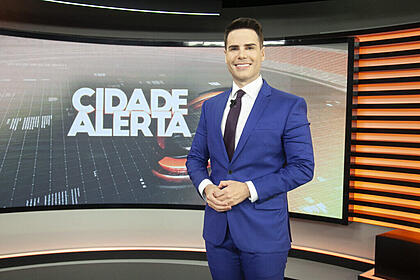 Jornalista luiz bacci nos estúdios do cidade alerta