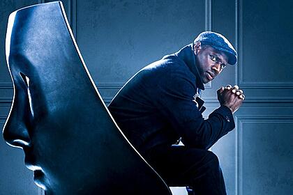 Omar Sy, protagonista de Lupin da Netflix, posa para foto | Imagem: Reprodução/Netflix