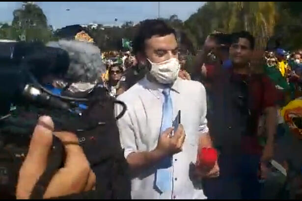 Jornalista da CNN Brasil, Pedro Durán, é hostilizado e expulso em ato pró-Bolsonaro