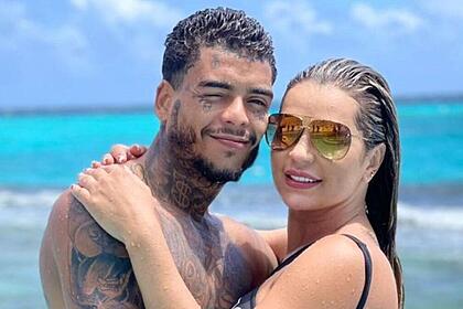 MC Kevin e Deolane durante uma viagem