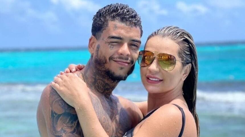 MC Kevin e Deolane durante uma viagem