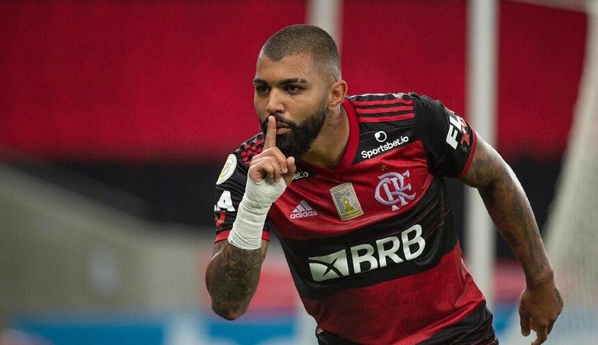 Gabigol comemorando gol com a camisa do Flamengo