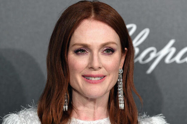 Julianne Moore, protagonista de Lisey’s Story da Apple TV+ , posa para foto | Imagem: Reprodução